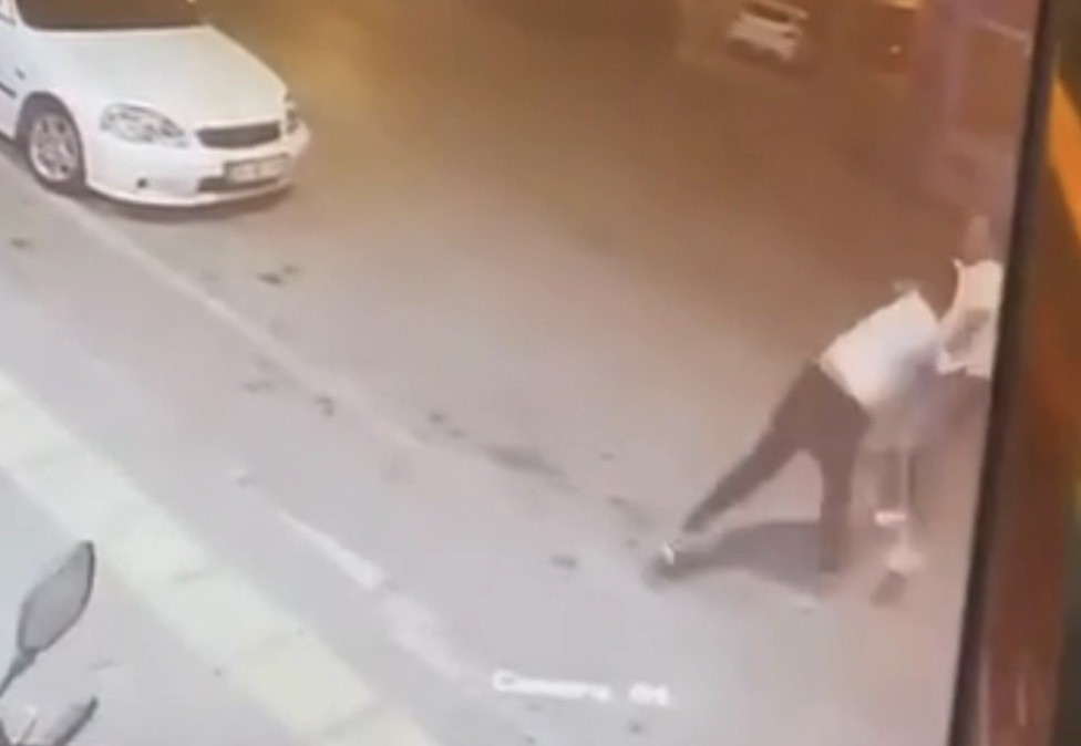 Bursa’da kaldırımda duran bir kişi ile otomobil sürücüsü arasında başlayan
