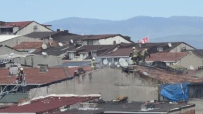 İstanbul Sultangazi’de çatı tadilatı sırasında çıkan yangın mahallede paniğe neden