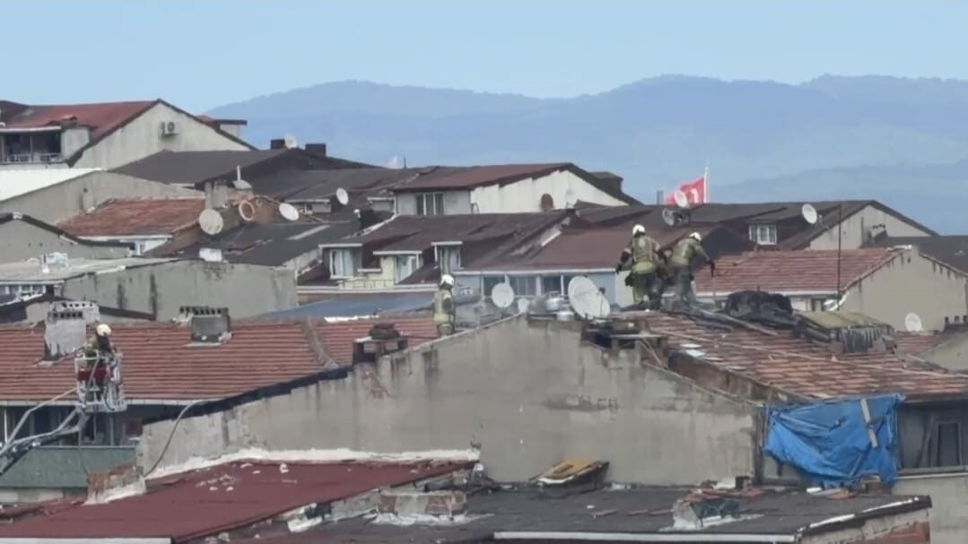 Sultangazi’de çatı tadilatı sırasında yangın çıktı: Bir vatandaş yangına su dökerek müdahale etti İstanbul Sultangazi’de çatı tadilatı sırasında çıkan yangın mahallede paniğe neden