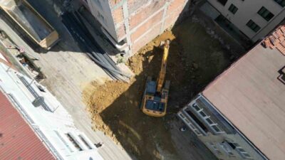 İstanbul Sultangazi’de temel kazısı sırasında bitişikteki binada hasar oluşmasının ardından