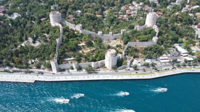 İstanbul’da Rumeli Hisarı’nda yıllardır süren restorasyon çalışmaları, çevre esnafının tepkisini