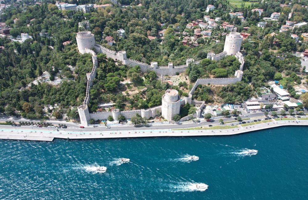 İstanbul’da Rumeli Hisarı’nda yıllardır süren restorasyon çalışmaları, çevre esnafının tepkisini