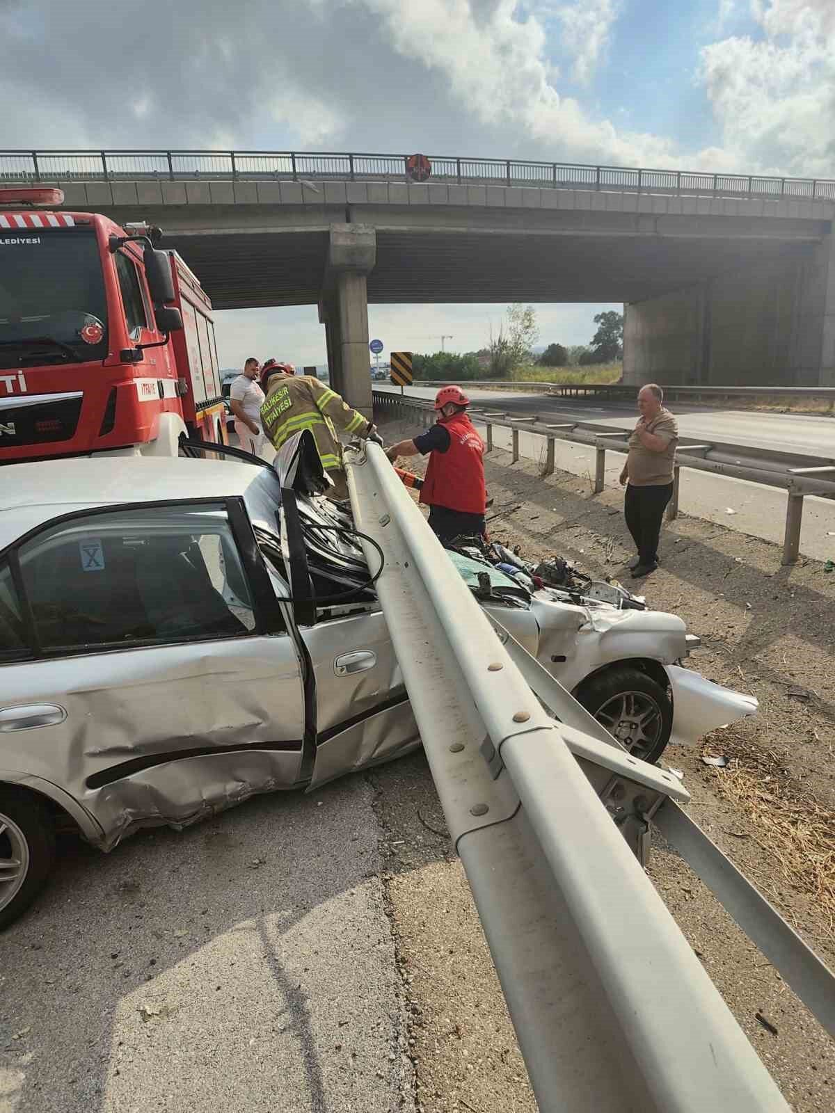 Bariyerlere Saplandı! Araçta Sıkışan Yaralıyı İtfaiye Kurtardı 1 Bülten Medya -