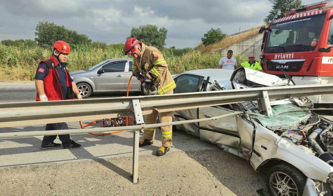Bariyerlere Saplandı! Araçta Sıkışan Yaralıyı İtfaiye Kurtardı Balıkesir-Bursa kara yolunda kontrolden çıkan otomobil bariyerlere saplandı. 1 kişinin