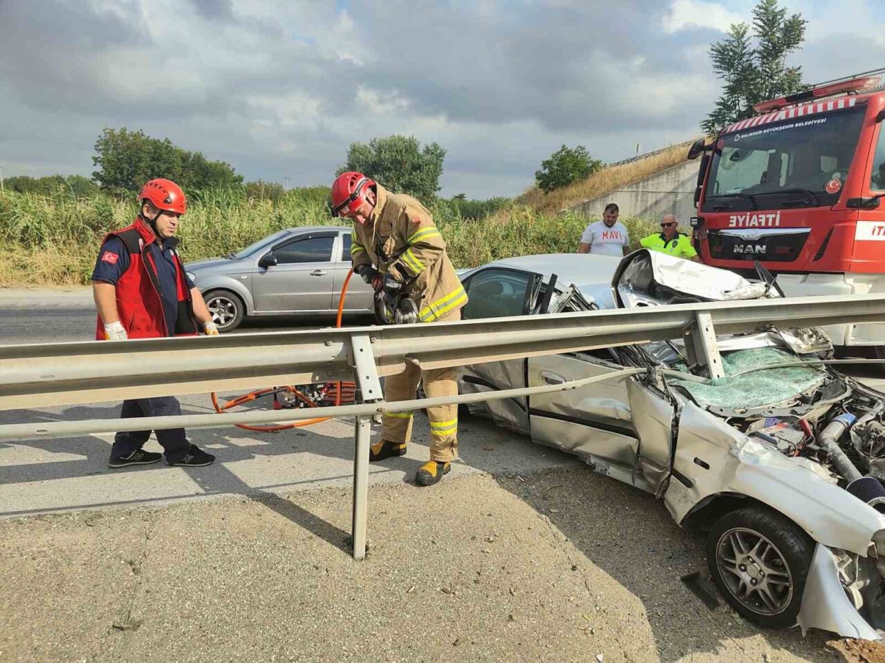Balıkesir-Bursa kara yolunda kontrolden çıkan otomobil bariyerlere saplandı. 1 kişinin