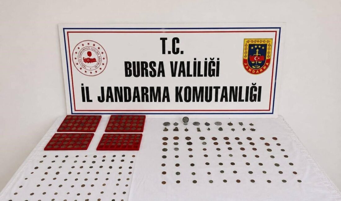 Bursa’nın Nilüfer ilçesinde tarihi eser niteliğindeki sikke ve objeleri satmaya
