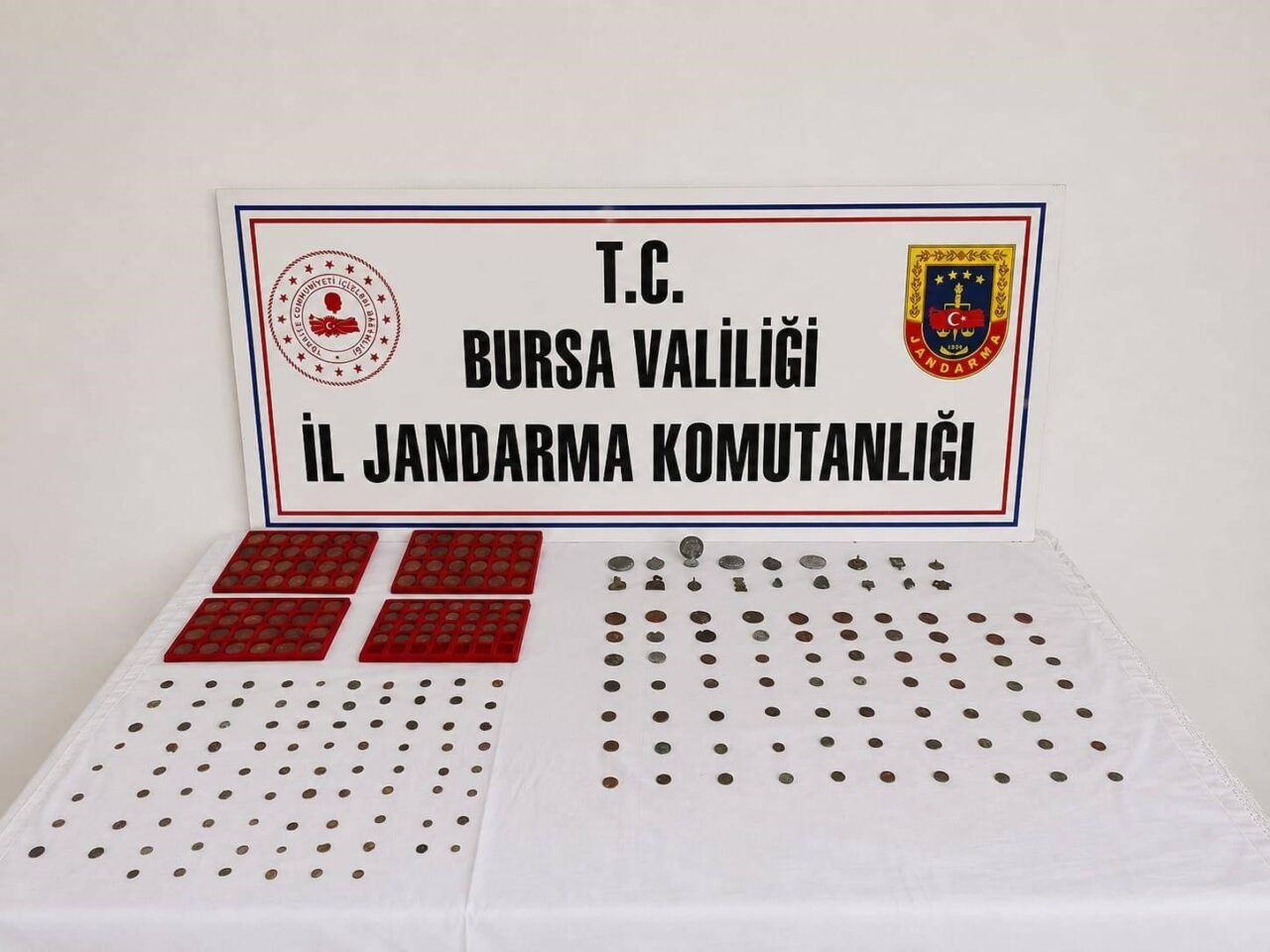 Bursa’nın Nilüfer ilçesinde tarihi eser niteliğindeki sikke ve objeleri satmaya