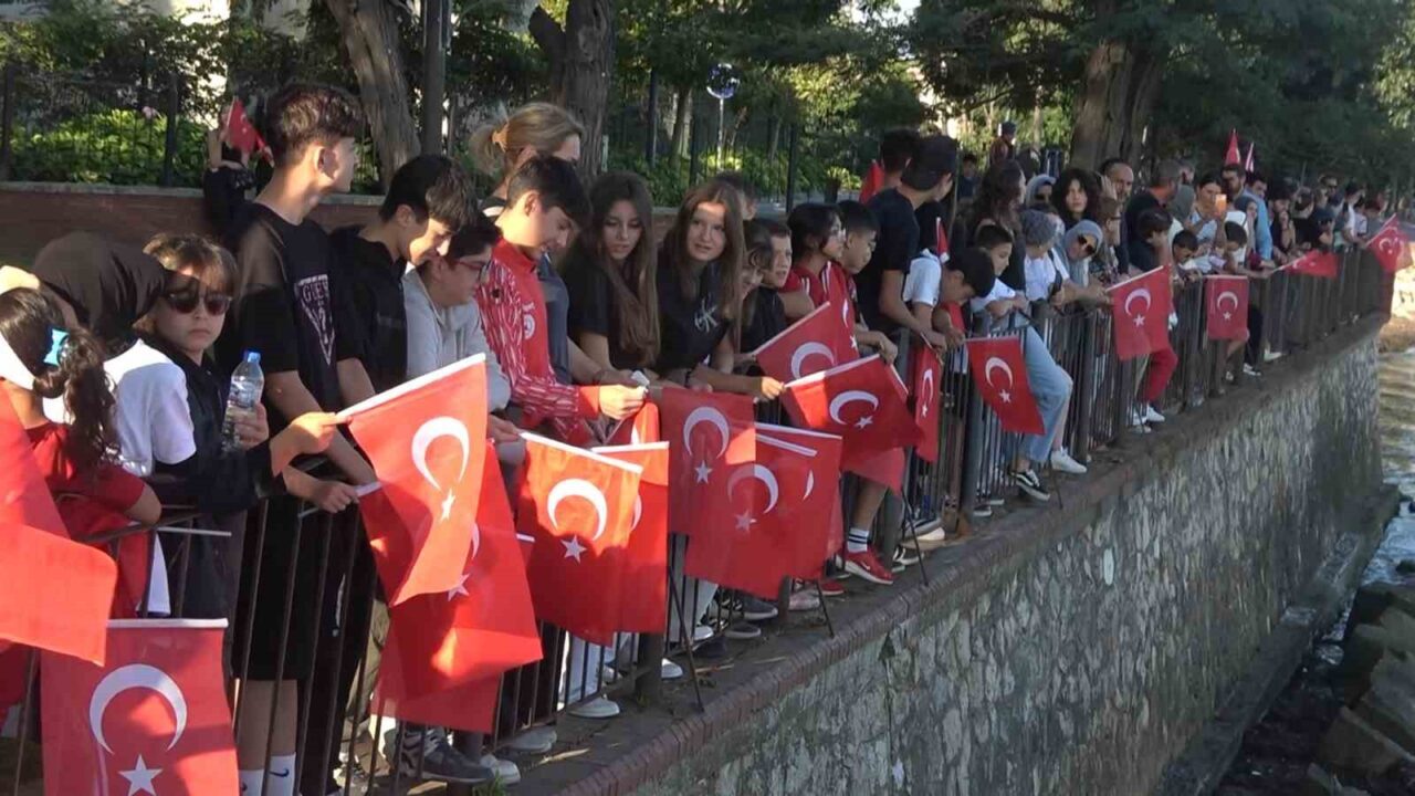 TCG Anadolu ve TCG Heybeliada Yalova’da vatandaşları selamladı 24 Bülten Medya -