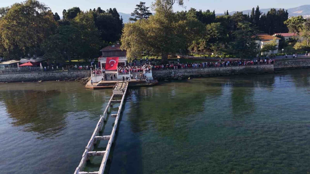 TCG Anadolu ve TCG Heybeliada Yalova’da vatandaşları selamladı 20 Bülten Medya -