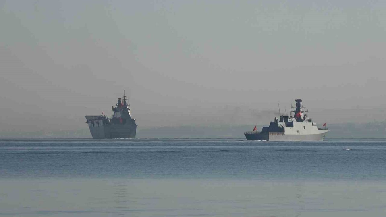 TCG Anadolu ve TCG Heybeliada Yalova’da vatandaşları selamladı 23 Bülten Medya -
