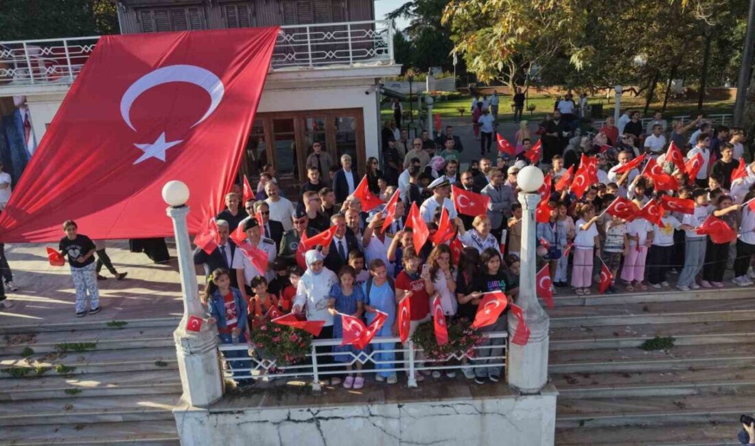 TCG Anadolu ve TCG Heybeliada Yalova’da vatandaşları selamladı TEKNOFEST Mavi Vatan etkinlikleri kapsamında İzmit Körfezi geçişi yapan Türkiye’nin