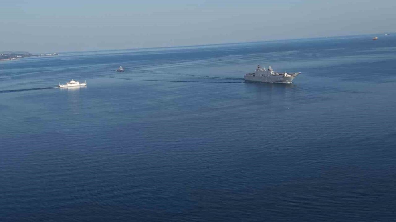 TCG Anadolu ve TCG Heybeliada Yalova’da vatandaşları selamladı 19 Bülten Medya -