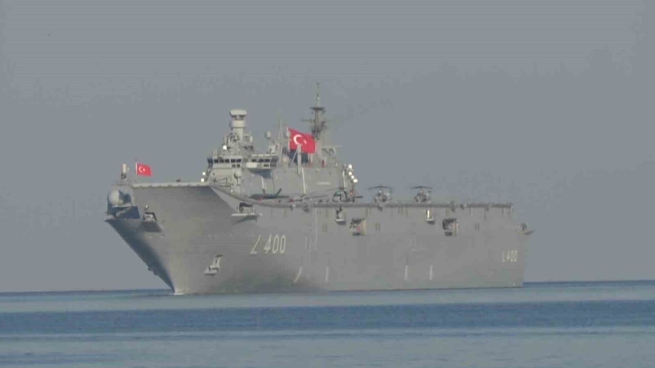 TCG Anadolu ve TCG Heybeliada Yalova’da vatandaşları selamladı 21 Bülten Medya -