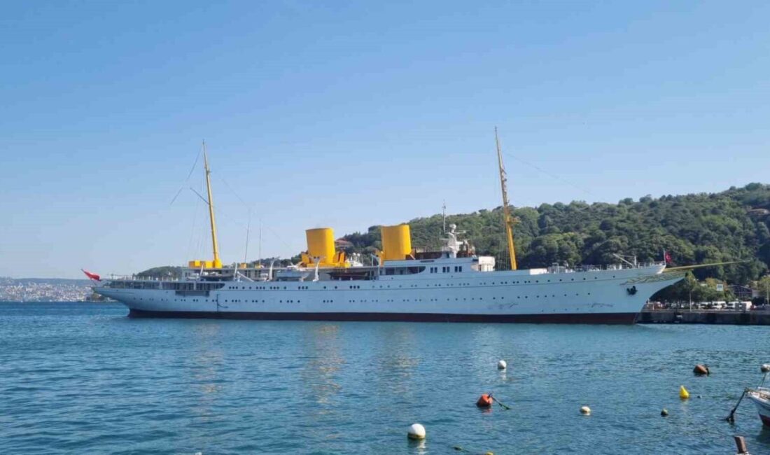 TCG Savanora gemisi İstanbul Boğazı’ndan geçti TCG Savarona, İstanbul Boğazı’nı geçerek Sarıyer Büyükdere mevkiine demirledi. Gazi