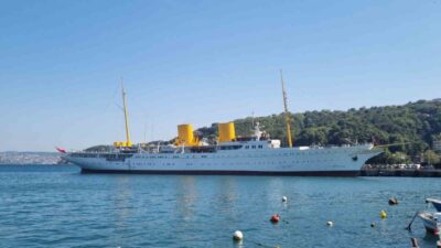 TCG Savarona, İstanbul Boğazı’nı geçerek Sarıyer Büyükdere mevkiine demirledi. Gazi