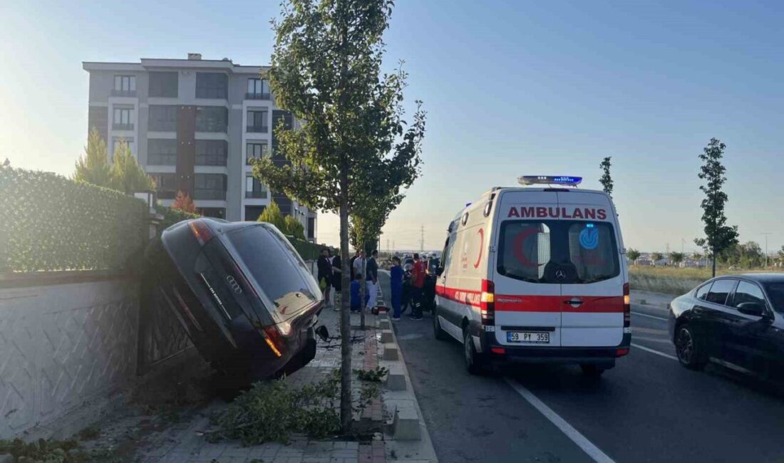 Tekirdağ’ın Çorlu ilçesinde yoldan çıkan bir otomobil, kaldırımı aşarak bir