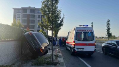 Tekirdağ’ın Çorlu ilçesinde yoldan çıkan bir otomobil, kaldırımı aşarak bir