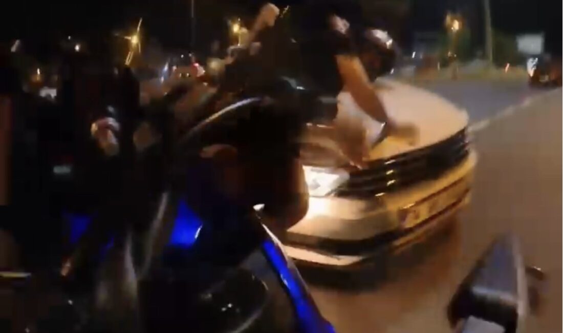 Tekirdağ’da çarpıştıkları otomobilin üzerine savrulan motosikletteki iki gencin yara almadan