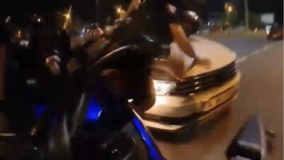 Tekirdağ’da çarpıştıkları otomobilin üzerine savrulan motosikletteki iki gencin yara almadan