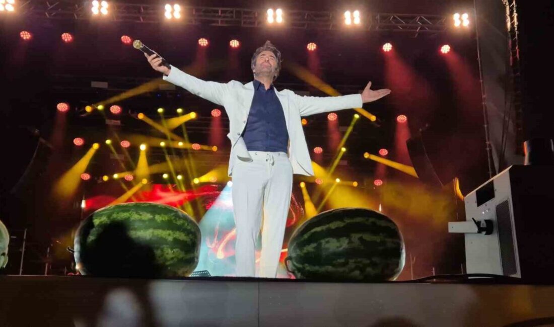 Tekirdağ’ın Marmaraereğlisi ilçesinde düzenlenen “Karpuz Festivali” kapsamında ünlü sanatçı Mahsun