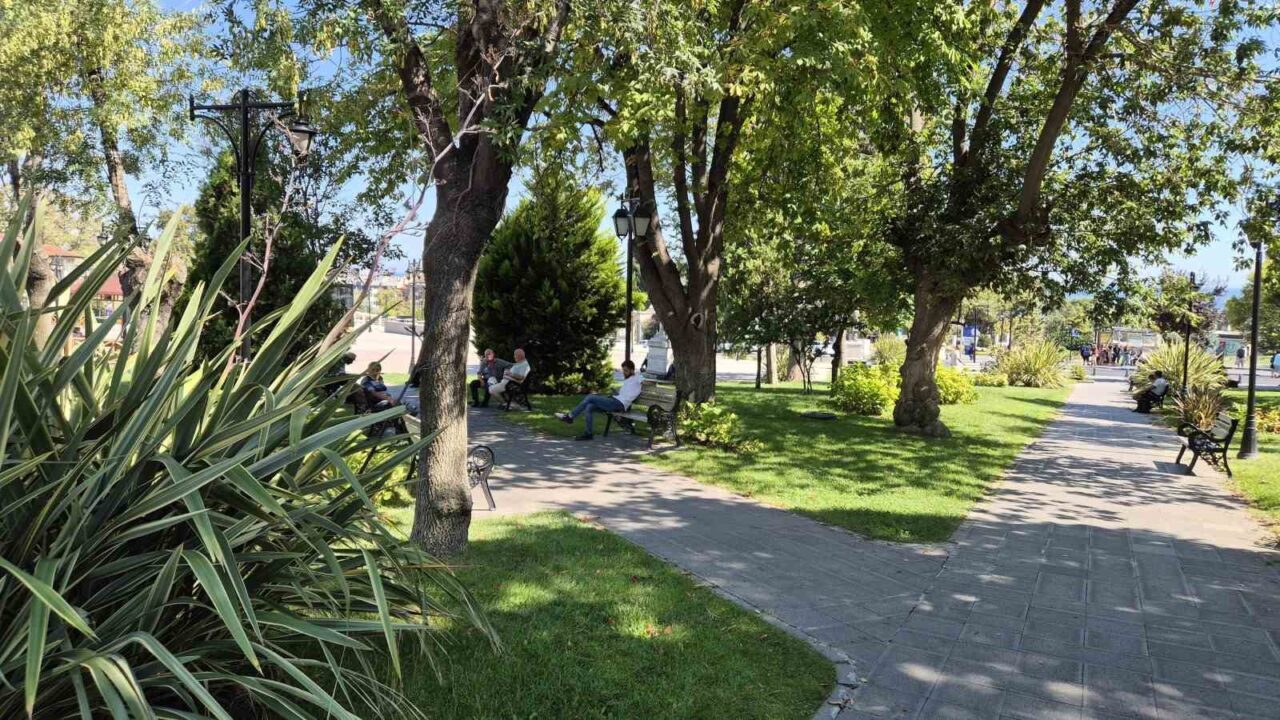 Tekirdağ’da sıcak hava bunaltıyor: Vatandaşlar gölgelik alanlara akın etti 11 Bülten Medya -