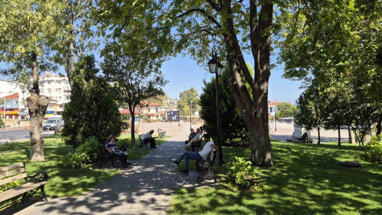 Tekirdağ’da sıcak hava bunaltıyor: Vatandaşlar gölgelik alanlara akın etti 12 Bülten Medya -