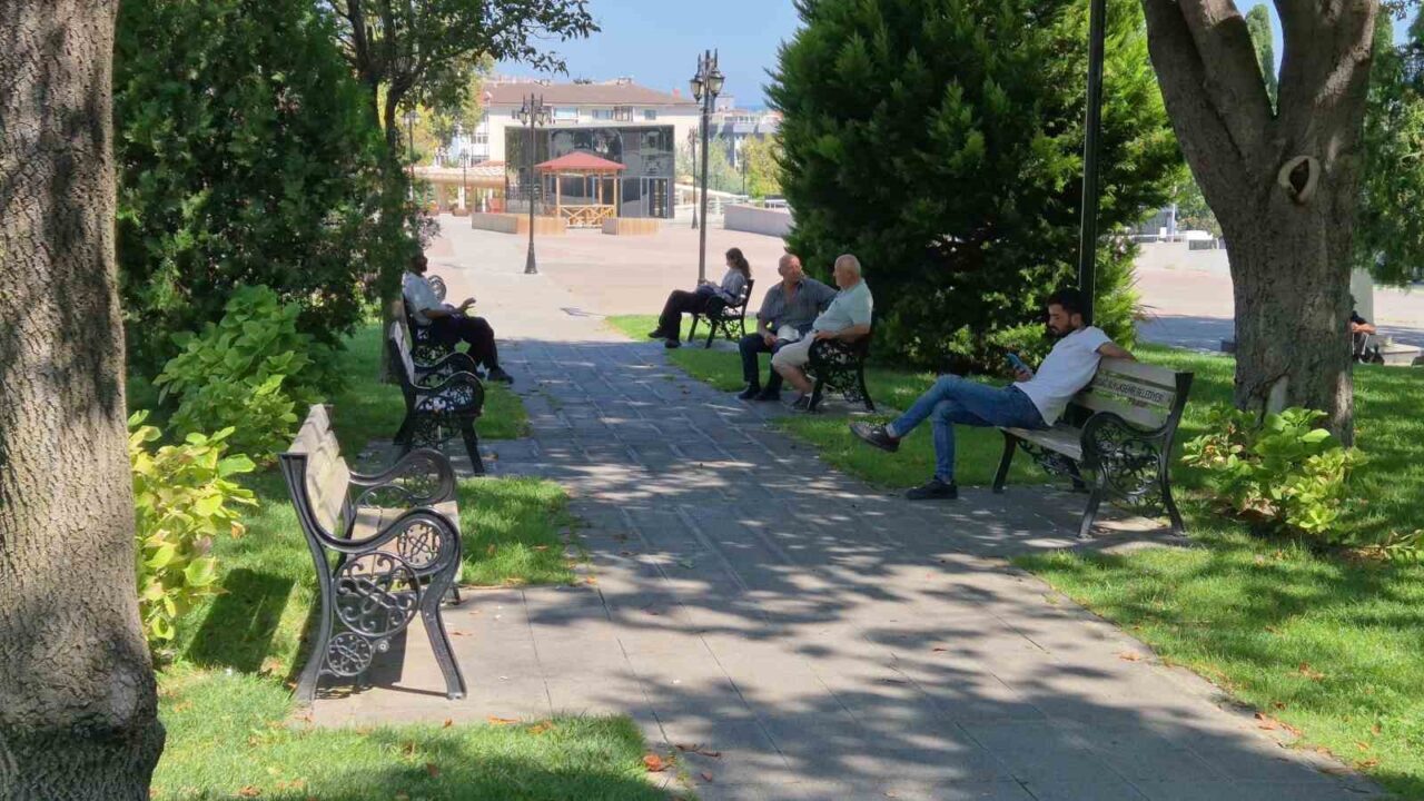 Tekirdağ’da sıcak hava bunaltıyor: Vatandaşlar gölgelik alanlara akın etti 10 Bülten Medya -