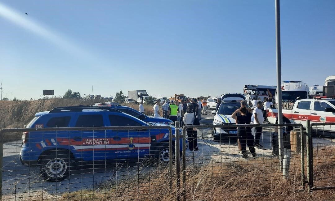 Tekirdağ’da zincirleme kaza: 5 yaralı Tekirdağ’da Edirne yolu üzerinde 1 yolcu otobüsü, 2 servis aracı