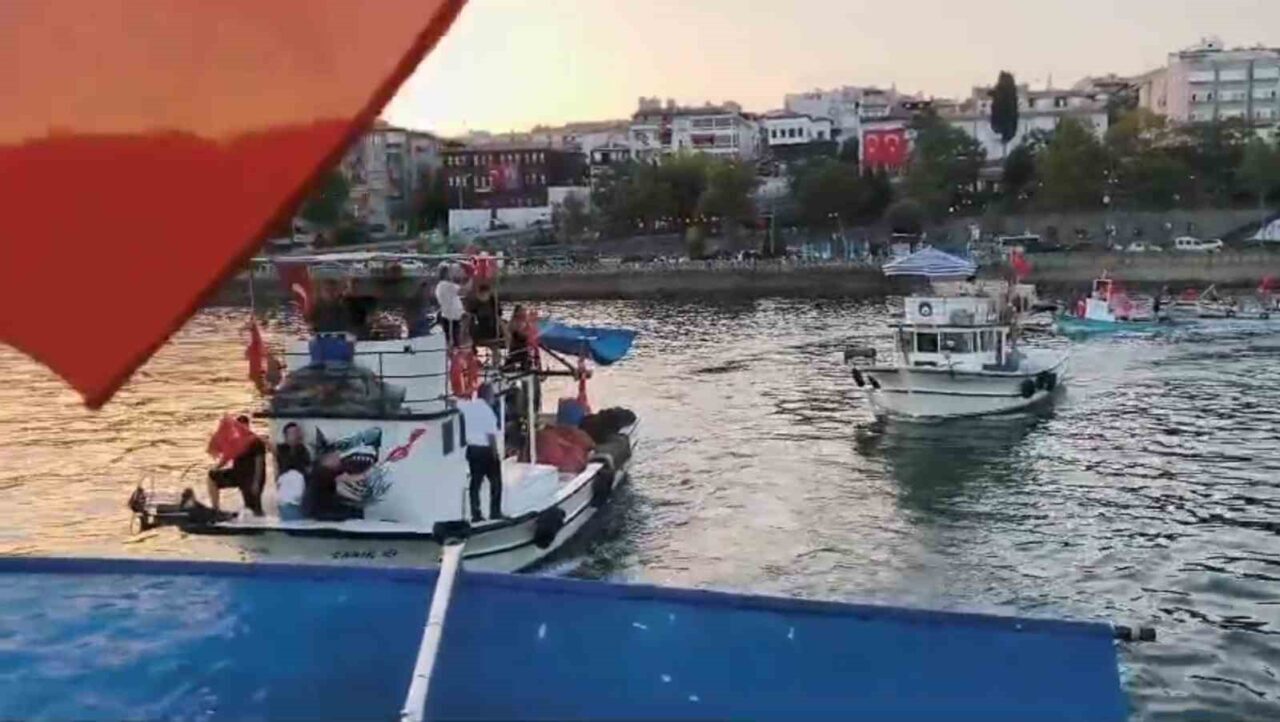 Tekirdağ’ın Süleymanpaşa ilçesinde balıkçılar, 30 Ağustos Zafer Bayramı’nın 104’üncü yıl