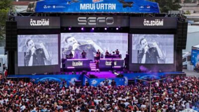 Kocaeli’de düzenlenen “TEKNOFEST Mavi Vatan” etkinlikleri çerçevesinde şarkıcı Sefo sahne