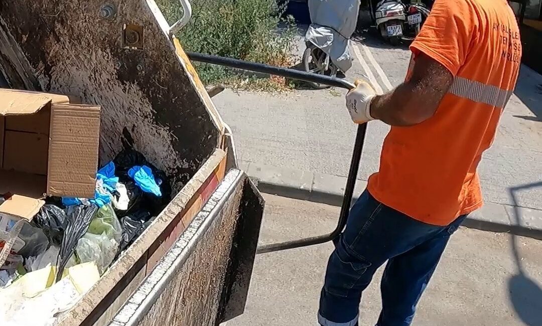 Temizlik emekçilerinin bir günü aksiyon kamerasına yansıdı Balıkesir’in Ayvalık ilçesinde her gün tonlarca atığı büyük bir özveriyle