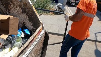 Balıkesir’in Ayvalık ilçesinde her gün tonlarca atığı büyük bir özveriyle