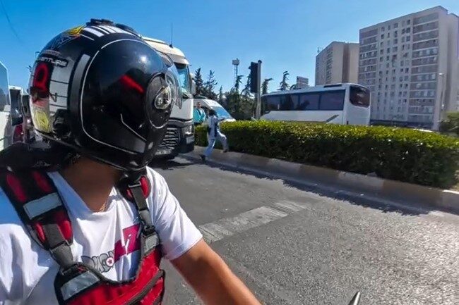 Tırın önünden geçmeye çalışan kadın ölümden son anda kurtuldu 4 Bülten Medya -