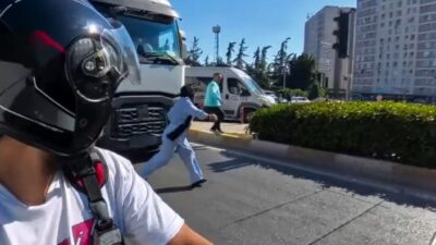 Esenyurt’ta yolun ortasında duran dolmuştan inen iki vatandaş, hareket halindeki