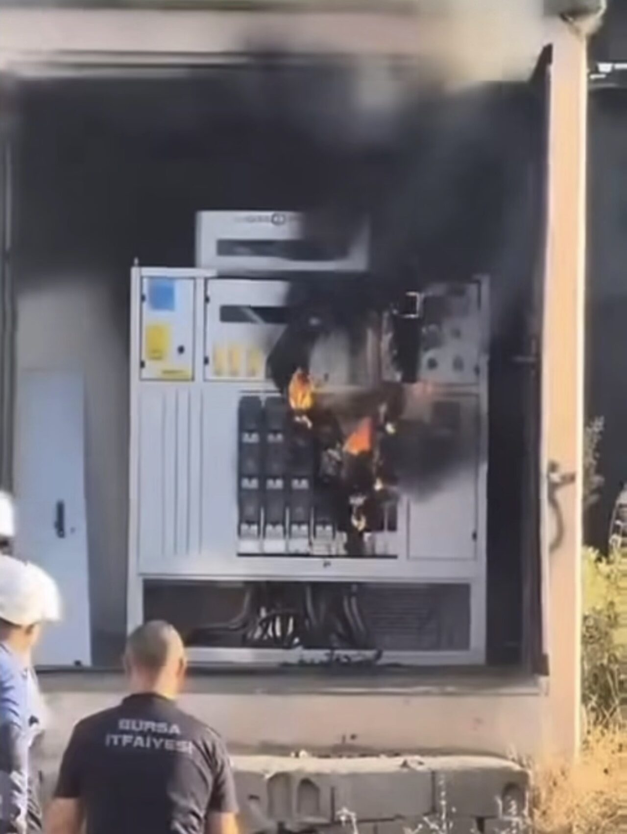 Bursa’nın Yıldırım ilçesinde bir trafoda çıkan yangın paniğe neden oldu.