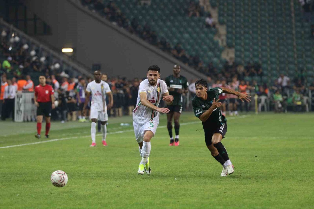 Trendyol Süper Lig: Kocaelispor: 1 - Amed Sportif Faaliyetler: 0 (İlk yarı) 40 Bülten Medya -