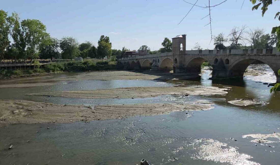 Tunca Nehri’nde su çekildi, kum adacıkları oluştu Edirne’den geçen Tunca Nehri’nde, hava sıcaklıklarının etkisiyle su seviyesi gözle