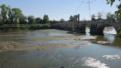 Edirne’den geçen Tunca Nehri’nde, hava sıcaklıklarının etkisiyle su seviyesi gözle