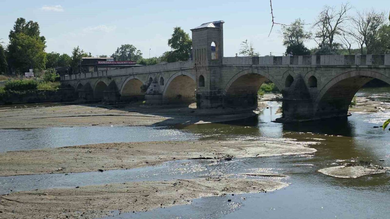 Tunca Nehri’nde su çekildi, kum adacıkları oluştu 11 Bülten Medya -