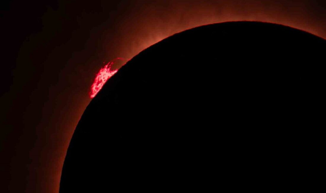 Türk astrofotoğrafçı güneş tutulmasını İspanya’da görüntüledi Türk astrofotoğrafçı Mehmet Ergün, 12 Ağustos’ta dünyanın farklı bölgelerinden izlenen
