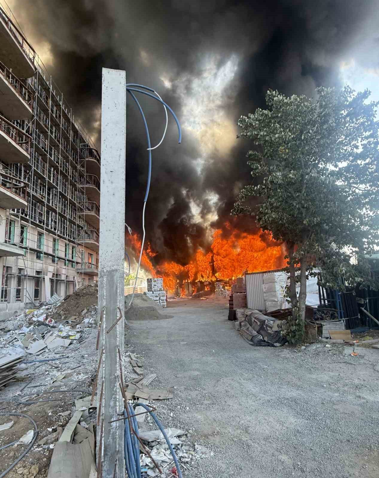Tuzla’da 2 katlı işçi konteynerleri alevlere teslim oldu 4 Bülten Medya -