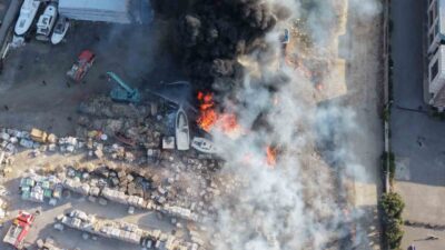 İstanbul’un Tuzla ilçesinde otluk alanda çıkan yangın, boş arazide bulunan