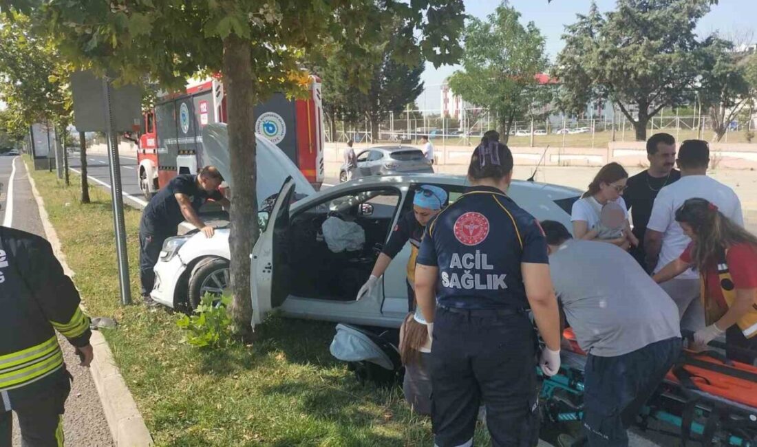 U dönüşü yapan otomobil kaldırıma çıktı: 1 yaralı Tekirdağ’ın Çorlu ilçesinde sürücüsünün U dönüşü yaptığı sırada kontrolünden çıkan