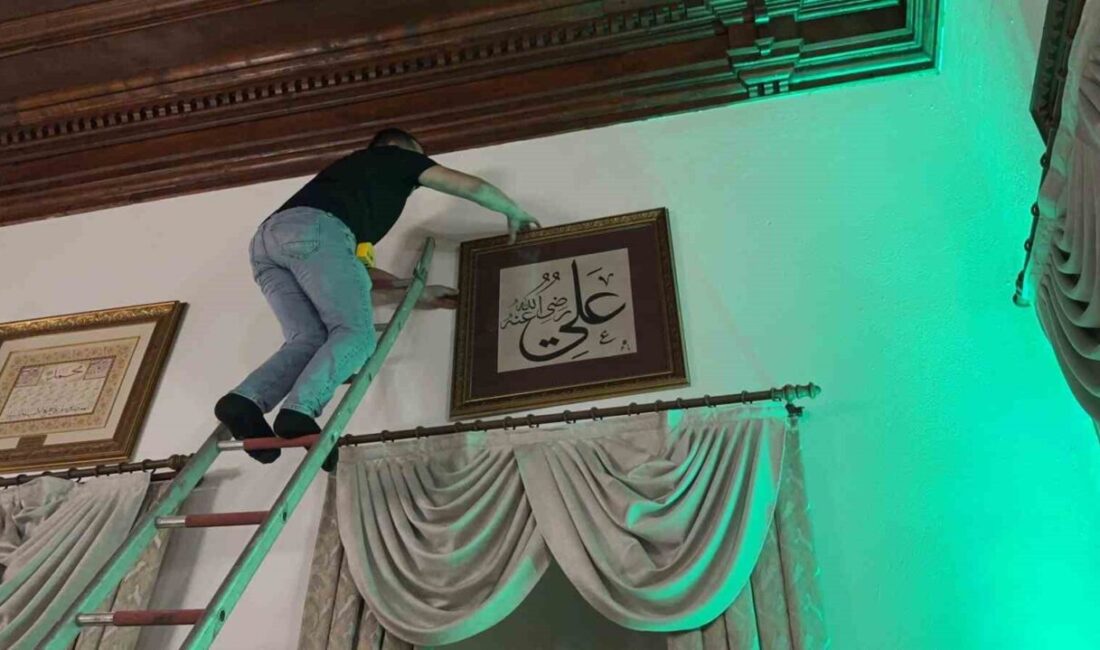Bursa’da, Mehmed Muhyiddin Üftâde Hazretleri’nin makamında bulunan hat levhaları ihya