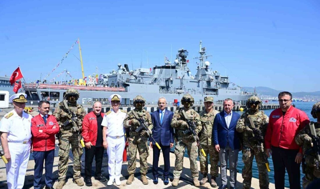 Ulaştırma ve Altyapı Bakanı Uraloğlu, TEKNOFEST Mavi Vatan’ı ziyaret etti Ulaştırma ve Altyapı Bakanı Abdulkadir Uraloğlu, Kocaeli’nin Gölcük ilçesinde düzenlenen