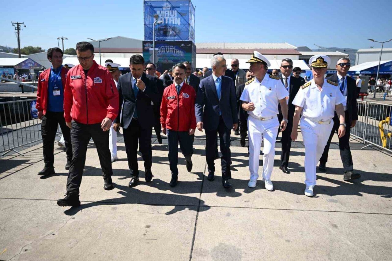 Ulaştırma ve Altyapı Bakanı Uraloğlu, TEKNOFEST Mavi Vatan’ı ziyaret etti 4 Bülten Medya -
