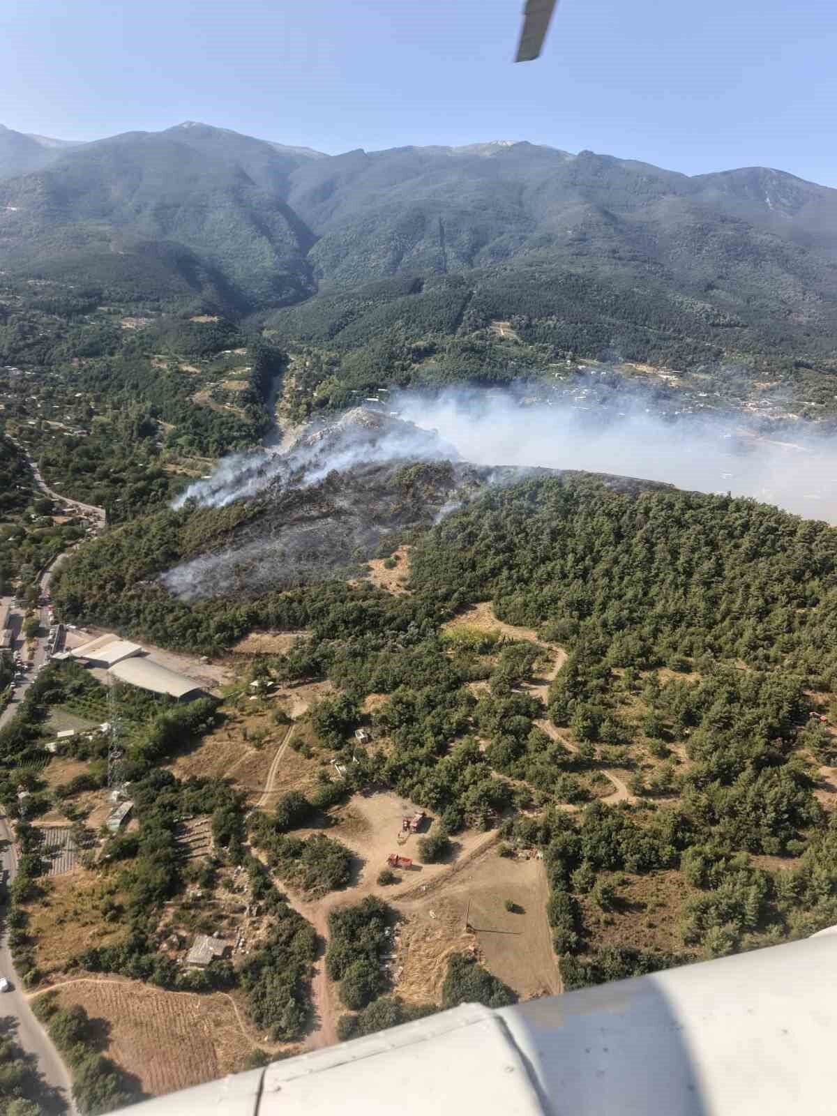 Uludağ’ın eteklerindeki orman yangınına helikopterler müdahaleye başladı 12 Bülten Medya -
