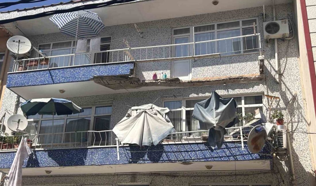 Ümraniye’de 3 katlı binanın 2’nci kat balkonunda çökme meydana geldi.