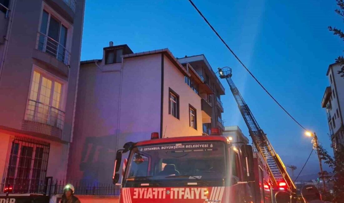 Ümraniye’de 5 katlı bir binanın çatısında çıkan yangın vatandaşlarda paniğe