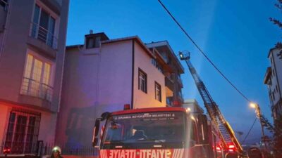Ümraniye’de 5 katlı bir binanın çatısında çıkan yangın vatandaşlarda paniğe